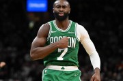 根本防不了！杰伦布朗打满首节9中8怒砍19分2板2助 - NBA得分排行榜