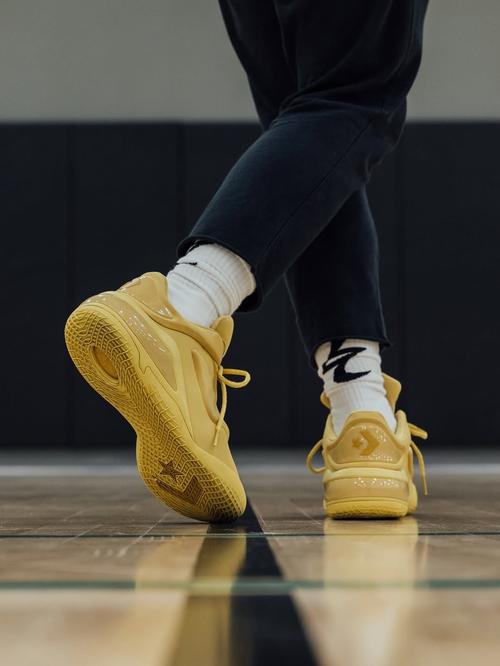 好看不库里今日上脚匡威坐在场边认真观战