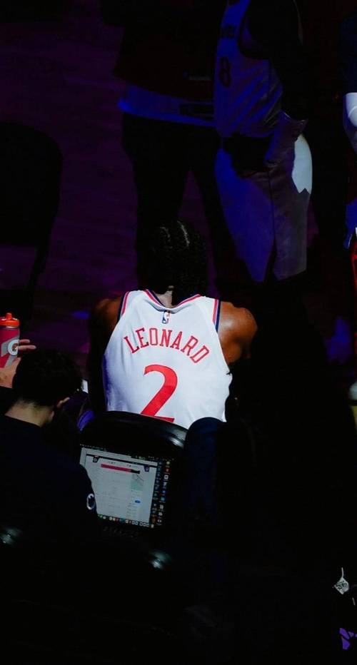 距连续得分20+仅差1分！伦纳德半场10中7砍19分5板三分5中3