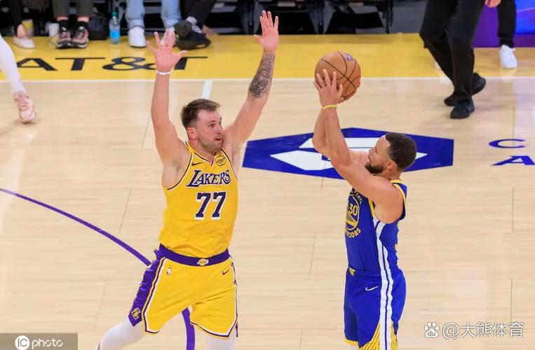 首节无敌！东契奇打满12分钟3记三分拿下13分3板3助1断