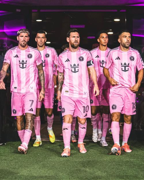 背景板2！梅西900球和400助的对手相同，均是纳什维尔