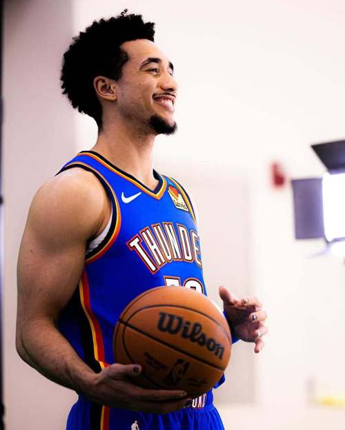 雷霆替补真奢侈！麦凯恩16中9砍赛季新高26分还有2个帽！