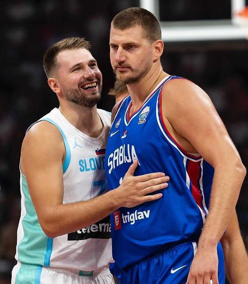 拼抢激烈！东契奇与伊森倒地争球都不肯撒手一片混战