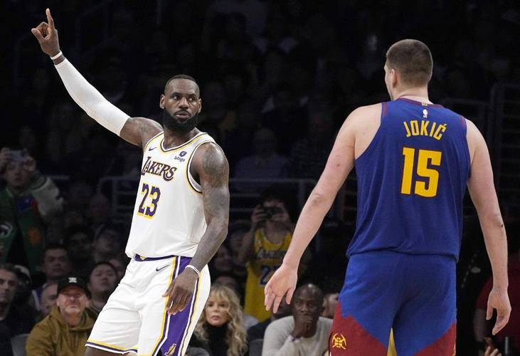 距历史出场数第一仅差2场！雷迪克打趣：詹姆斯对待纪录有点自私