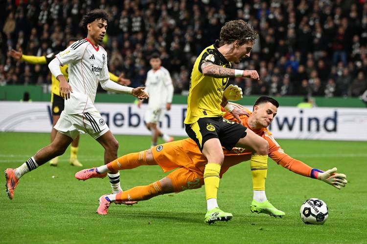 图片报：33岁格策希望和法兰克福续约，降薪对他来说不是问题