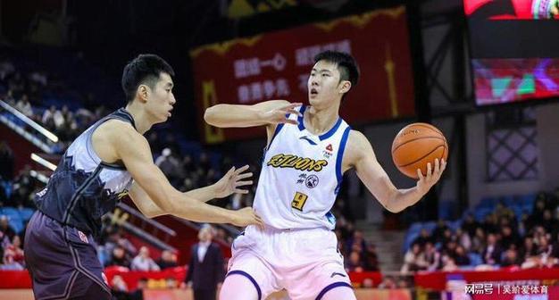 火药味！栾利程与塔克争抢篮板推搡冲突双方犯规无追加