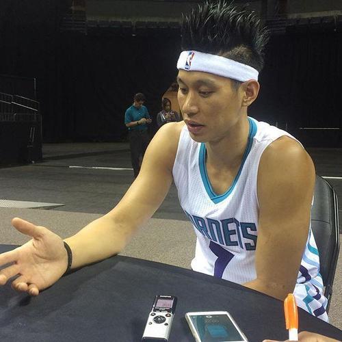 林书豪晒照：想念这发型可是也有点夸张！