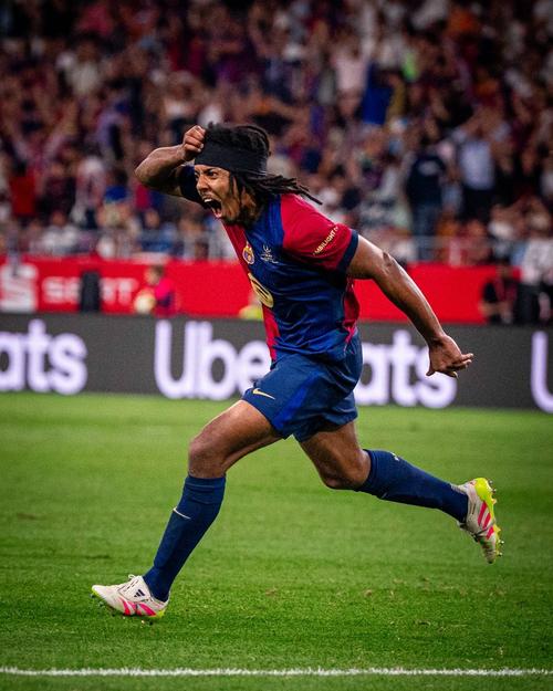 每体：埃里克加西亚上半场被换下，是因为大腿后侧肌肉不适