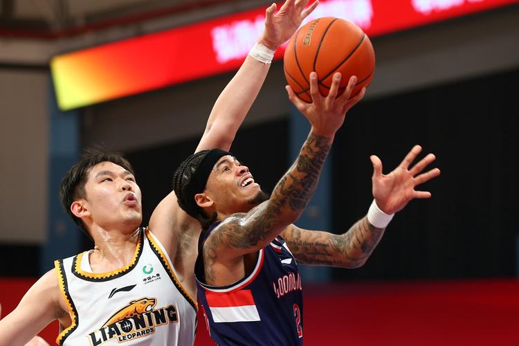 希望无大碍！冯熙瑞防守时空中对抗重摔在地随后被担架直接抬走