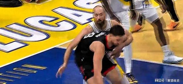 伊森防守漏人&推一把申京补防但77仍命中申京撇嘴乌度卡摊手无奈