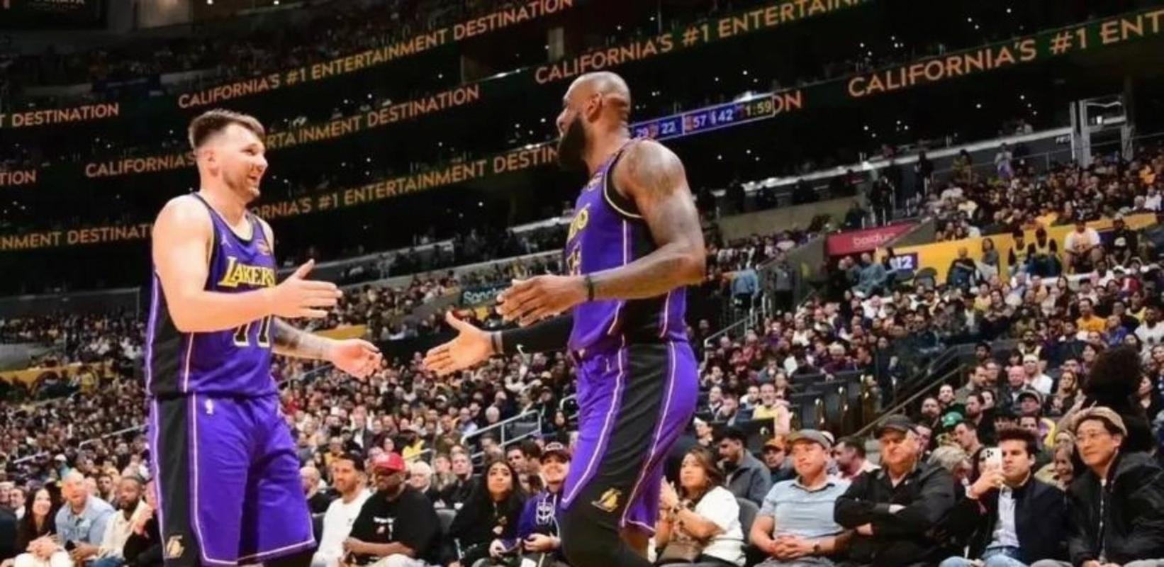 进攻端把握机会！肯纳德半场2中2&三分1中1拿到5分1助1断