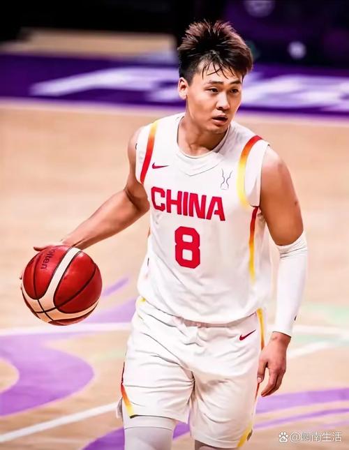 国家队后卫对飙！媒体人：赵睿几凭一己之力带队逆转继伟砍26分