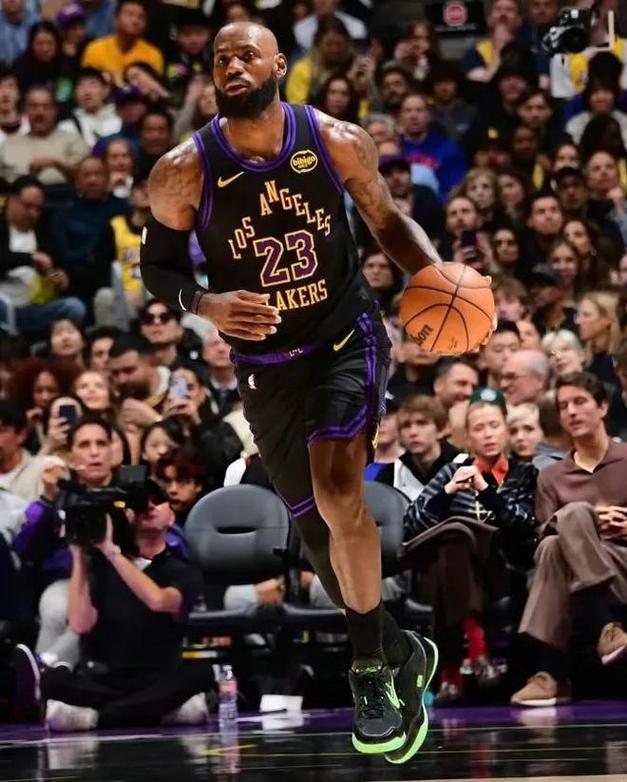 里夫斯：41岁詹姆斯的运动能力仍胜过95%的球员这令人瞠目结舌