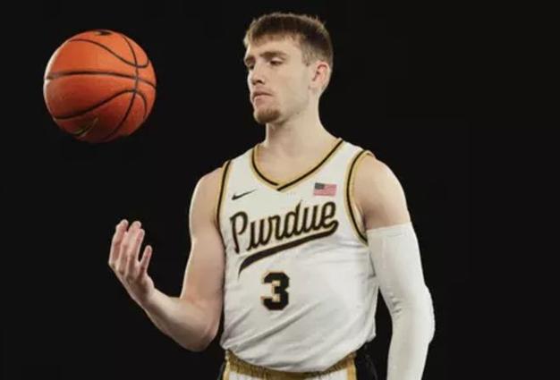 普渡大学后卫布雷登史密斯送出第1077次助攻成NCAA历史助攻王