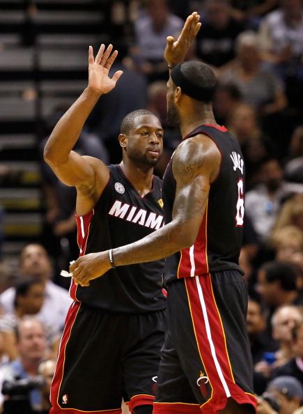 韦德打趣：等老詹2038年退役希望他将经典空接照签名后送我