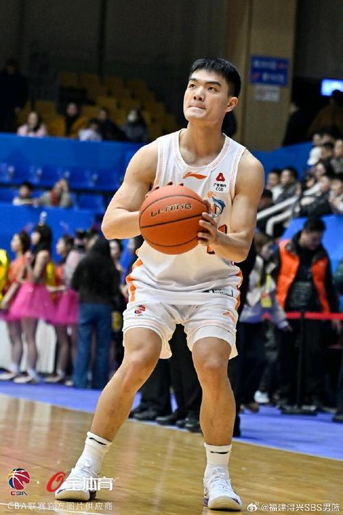 攻防发力！邹阳侧翼接球三分一箭穿心随后抢断反击一条龙暴扣