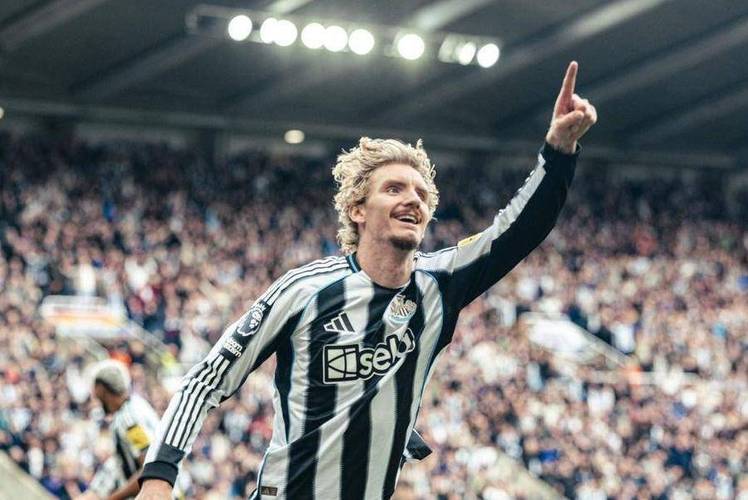 纽卡在半场结束时以10领先桑德兰沃尔特马德断球并助攻戈登低射得分_英超直播