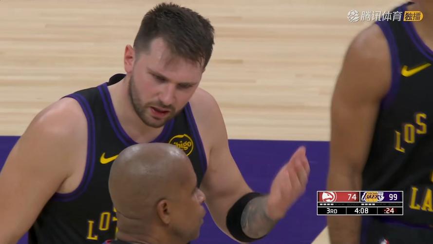 东契奇终于学会了如何在裁判面前乖乖听话不再发脾气还能积极回防_NBA直播