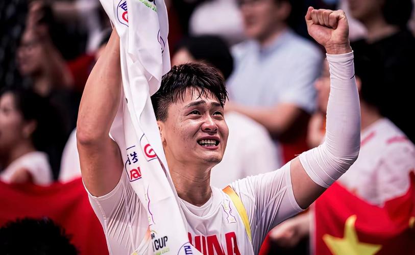 太猛了！赵睿第三节5中5轰下14分2助1断带队反超