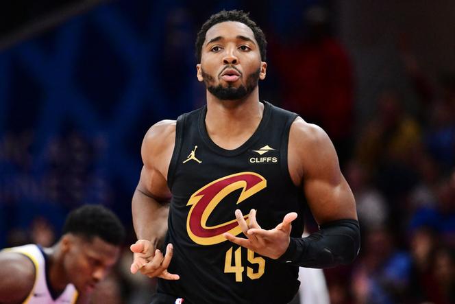 手感不佳！米切尔半场12投4中拿到12分4板1助2断正负值8