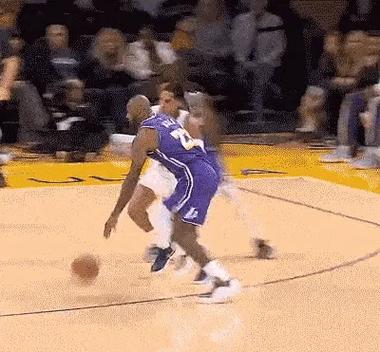 关键判罚！艾顿身后争板被吹罚犯规球权给魔术