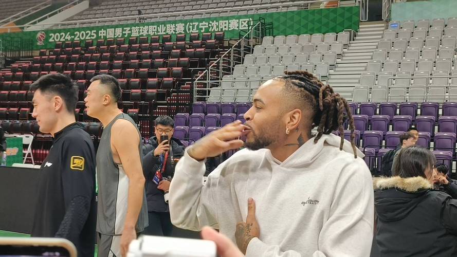 这是咋整的莫兰德命中三分后飞吻庆祝&随后被换下自己也笑了