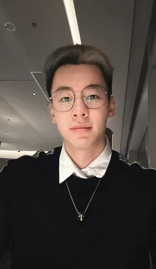 直播吧：郭昊文崴脚后穿上保护靴好在骨头无碍