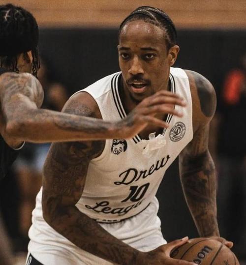 垃圾兄弟情！德罗赞快拍祝洛瑞生日快乐：你养老金马上要发放了！