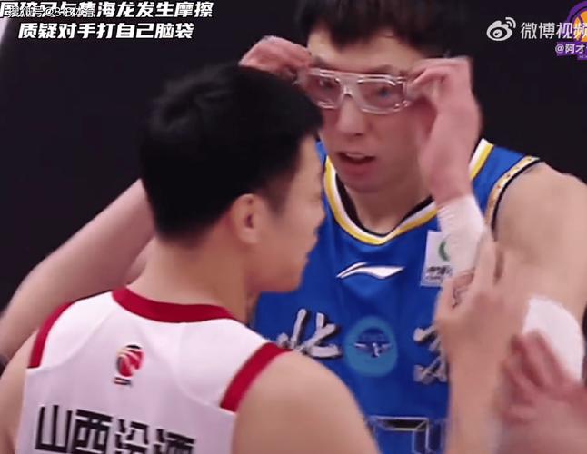 周琦上罚球线字幕：近3场34罚12中上一场8罚0中媒体人绷不住了