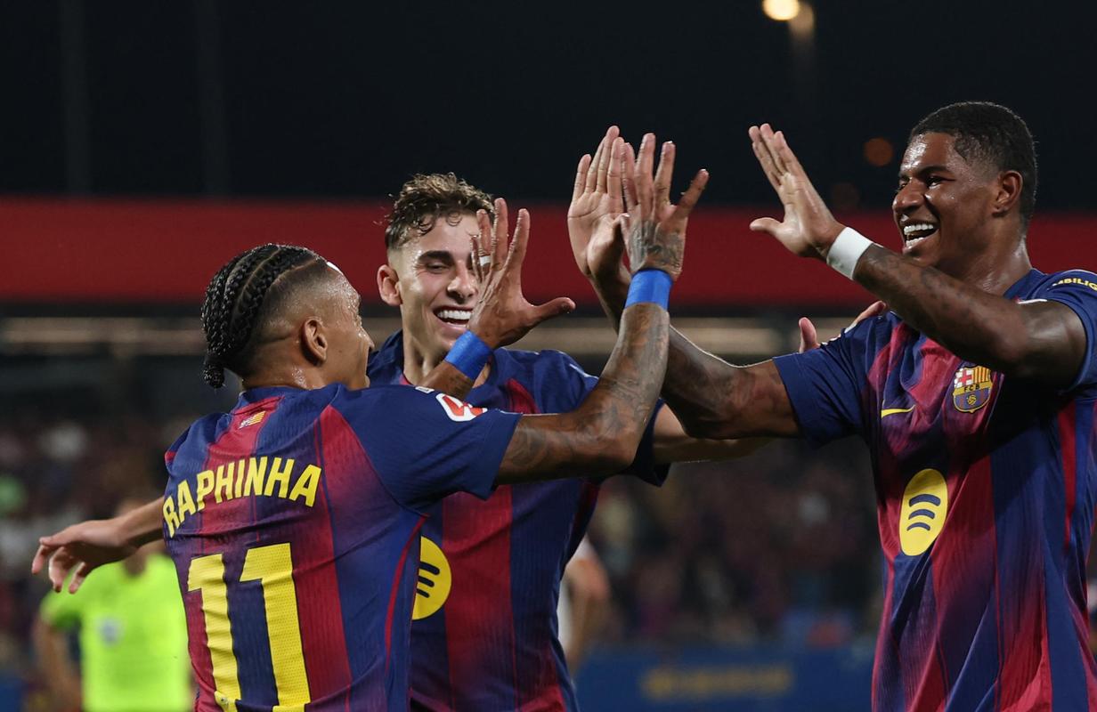 大胜！女足欧冠8强首回合：巴萨62皇马普特拉斯点射帕乔尔双响