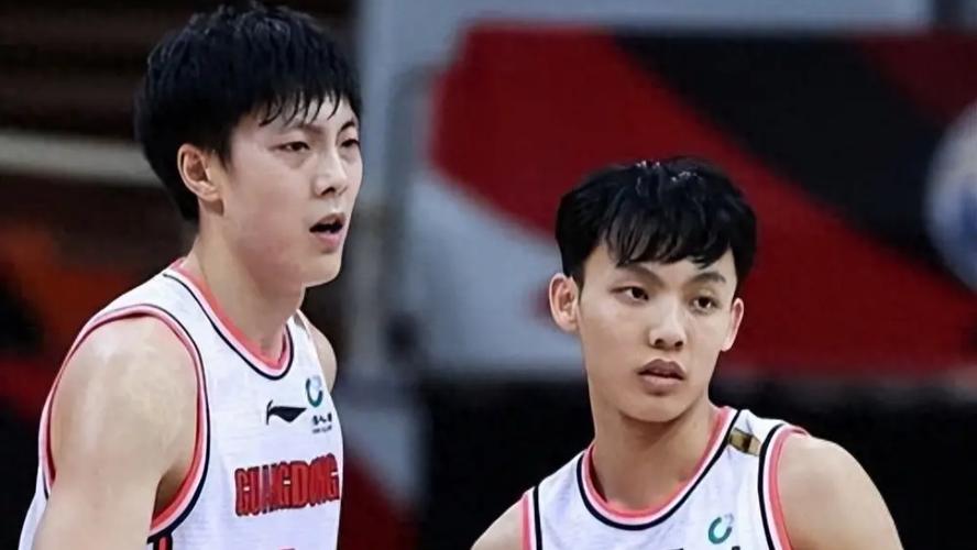 记者：广东四川这半场球说得我挺震撼的胡明轩三不沾徐杰投侧板