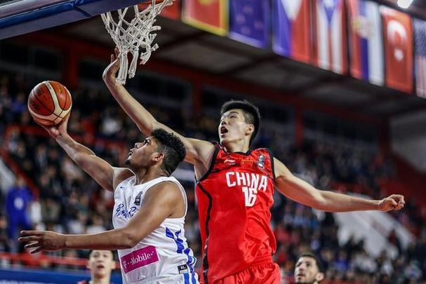 后场双枪！姜伟泽和摩尔半场合计12中8砍25分三分合计7中5