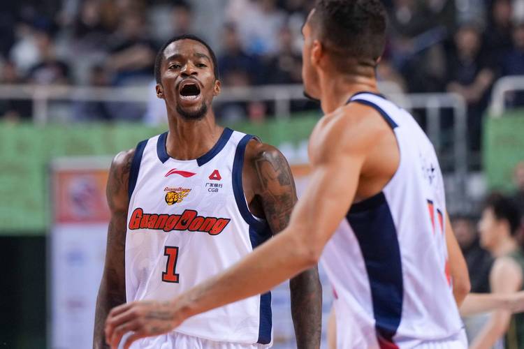 仅需一节！萨姆纳战旧主13中8拿下22分1板3助2断第三节18分