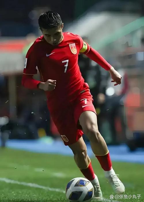 差点连扳两球！李新翔下底回传，向余望射门打偏！