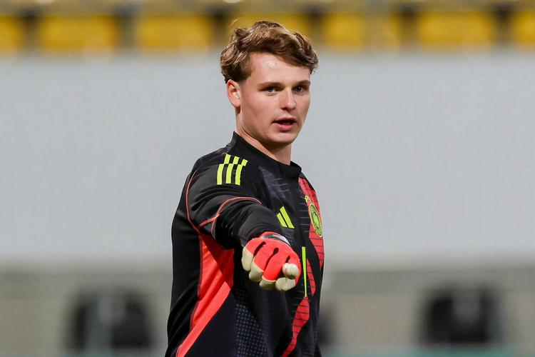 乌尔比希因伤退出，德天空：纳格尔斯曼补招奥格斯堡门将达门