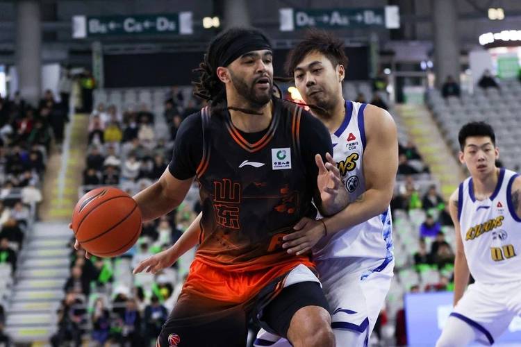 鲁媒：山东新大外援斯蒂尔在太原和球队会合克里斯随队康复治疗