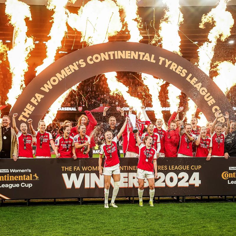 阿森纳若如愿捧起联赛杯冠军本期待香槟酒灌满奖杯_英超直播