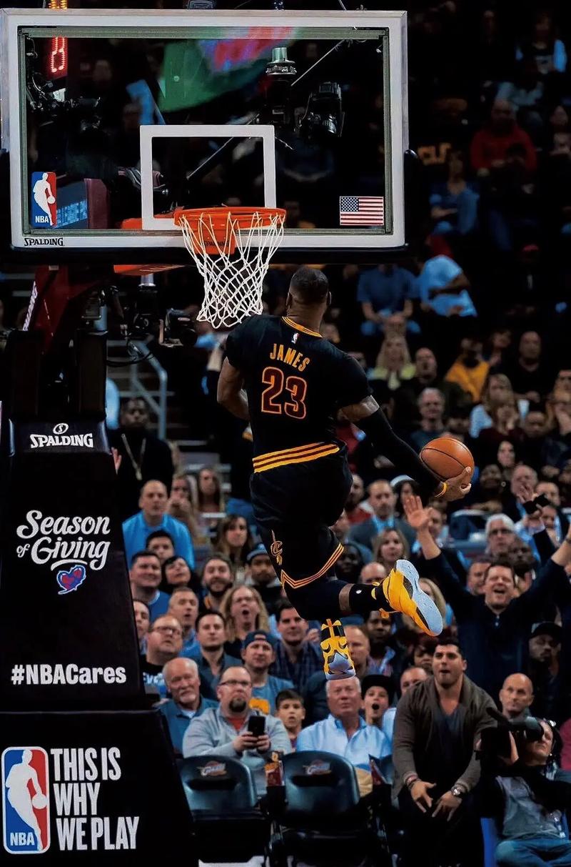 老父亲的快乐！詹姆斯晒自己和布朗尼扣篮帅照：上阵父子兵！