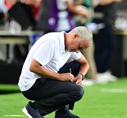 执教不到三年已夺八座冠军！斯基拉：巴黎开始与恩里克谈续约